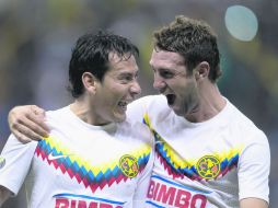 Miguel Layún (derecha) felicita a Rubén Sambueza, quien anotó el polémico penal en el partido contra Monterrey. MEXSPORT /