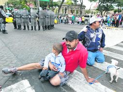 Movilización. Grupos de ambulantes tomaron ayer las avenidas 16 de Septiembre e Hidalgo.  /
