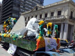 De tres carros alegóricos construidos, se descartó uno, debido a las amenazas. EFE /