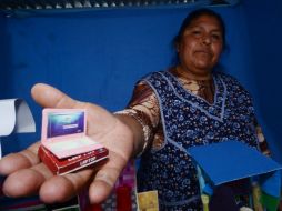 En este evento miles de bolivianos acuden para comprar las versiones en miniatura de aquello que más desean. EFE /