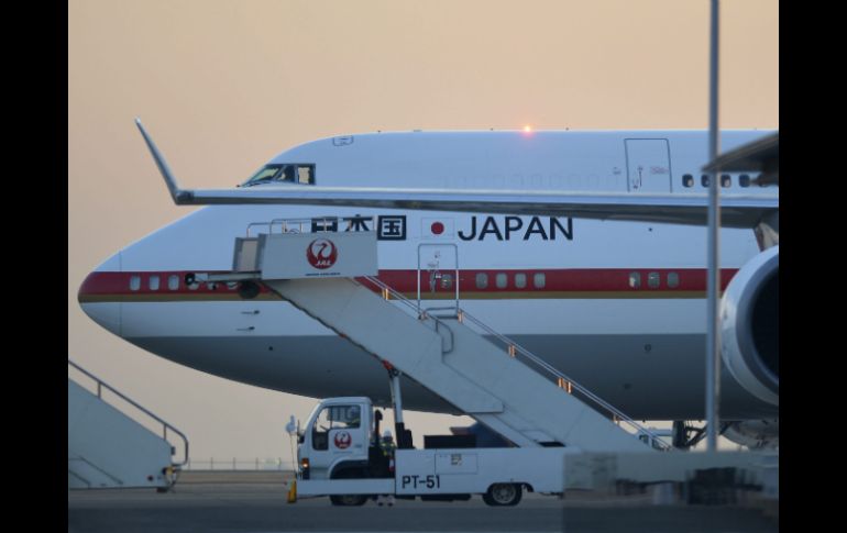 Los féretros fueron recibidos con un acto solemne en el aeropuerto por el ministro de Exteriores, Fumio Kishida. EFE /