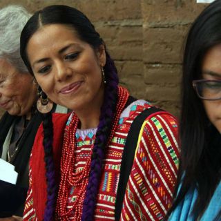 Lanza Lila Downs campaña para apoyar estudios de niñas indígenas