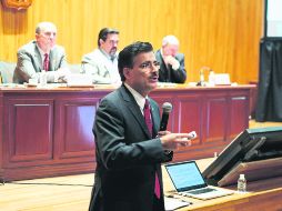 El rector del CUCEA, Tonatiuh Bravo Padilla, durante la exposición de sus propuestas como aspirante a titular de la Rectoría de la UdeG EL INFORMADOR /