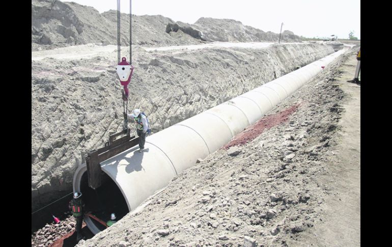 TRATAMIENTO. Trabajadores fijan una de las obras de saneamiento en la Cuenca El Ahogado. EL INFORMADOR /