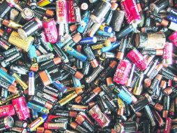 CONTAMINANTES. Las pilas basura requieren de cuidado especial para evitar que perjudiquen el medio ambiente. ESPECIAL /