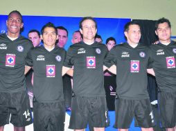 Elegantes. Perea, Aquino, Torrado, “Chaco” y “Chuletita” posaron con el nuevo uniforme de Cruz Azul. MEXSPORT /