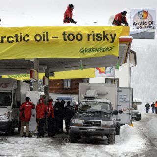 Greenpeace toma la gasolinera de Shell en Davos