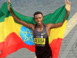 El atleta detuvo el cronometro con un tiempo de 2 horas cuatro minutos y 45 segundos. AP /