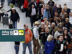 Decenas de miles de viajeros se quedaron en tierra debido a la huelga. AFP /