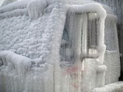 Debajo de todo este hielo, hay un camión que usualmente recorre las calles de Chicago. REUTERS /