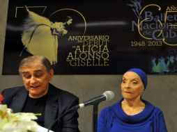 La directora de la BNC durante una conferencia de prensa junto al ministro de cultura cubano. EFE /