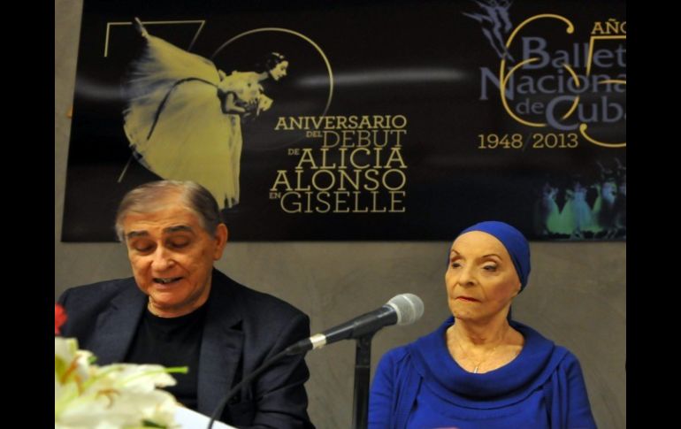 La directora de la BNC durante una conferencia de prensa junto al ministro de cultura cubano. EFE /