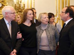 Florence Cassez se reúne con el presidente fracés Francois Hollande (d). Su padre (i) y su madre la acompañan. REUTERS /