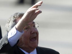 El mandatario saluda a reporteros antes de ir su residencia diplomática en Santiago. REUTERS /