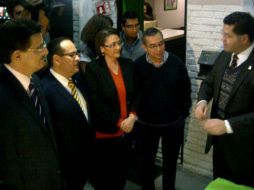 Los candidatos durante el sorteo de turnos para el debate.  /