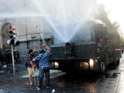 La policía utiliza el carro lanza-aguas para dispersar a los manifestantes. EFE /