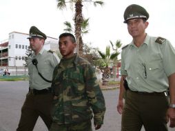 Militares bolivianos ingresan armados a Chile. EFE /
