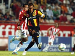 Josue Castillejos da un pase durante el partido en el Estadio Victoria. MEXSPORT /