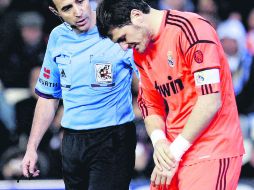 ker Casillas abandona el terreno de juego, el miércoles pasado, tras fracturarse durante el partido ante el Valencia. EFE /