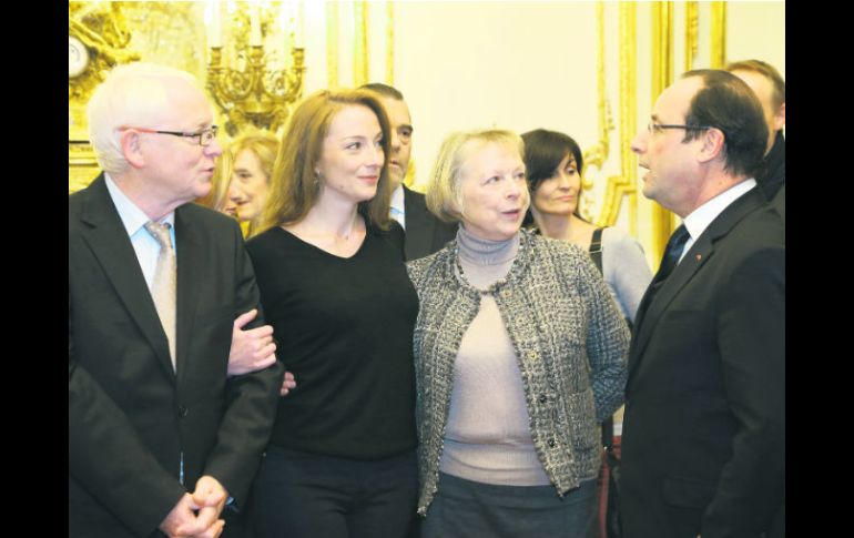 Florence Cassez, se reunió con el mandatario galo François Hollande, en una recepción en el Palacio del Elíseo. AFP /
