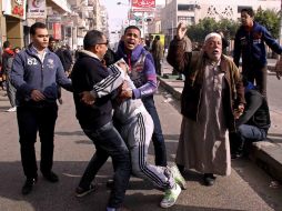 Familiares reaccionan ante el veredicto de los acusados por la tragedia en el estadio de futbol en Port Said. AP /