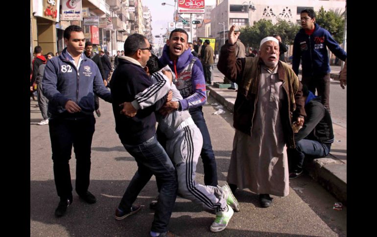 Familiares reaccionan ante el veredicto de los acusados por la tragedia en el estadio de futbol en Port Said. AP /