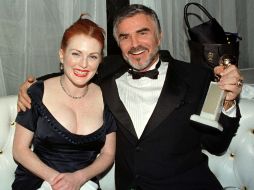 Reynolds sostiene su Globo de Oro, junto a Julianne More con quién compartió créditos en ''Boogey Nights'' ARCHIVO /