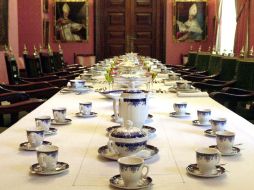 Una deliciosa comida dispuesta en una elegante vajilla francesa no podía faltar en una casa respetable. ESPECIAL /