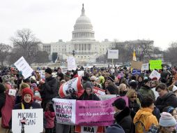 Miles de manifestantes marcharon en Washington para exigir mayor control de las ventas de armas. AP /