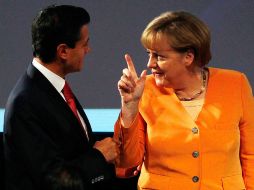 La canciller de Alemania, Angela Merkel (d), conversa con el Presidente de México, Enrique Peña Nieto (i). EFE /
