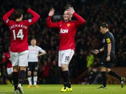 El Manchester United, con un doblete del  ''Chicharito'', golea 4-1 al Fulham en Old Trafford y clasifica a octavos de la ''Cup''. AP /
