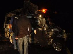 En total cinco vehículos y dos motocicletas resultaron afectados por la refriega.  /