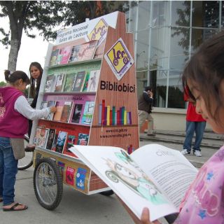 Reciben niños y jóvenes estudiantes premios literarios