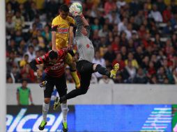 El arquero rojinegro durante el partido contra el América. EL INFORMADOR /