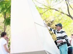 ''Limpia''. El regidor Enrique Ramos (derecha) durante las labores de mejoramiento en Colomos Providencia. EL INFORMADOR /