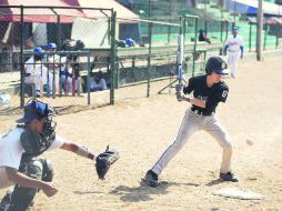 El bateador Javier Hernández, de Halcones, deja pasar un lanzamiento que consideró como bajo, en uno de sus turnos al bat. EL INFORMADOR /