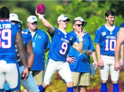 El mariscal de campo de Nueva Orleans, Drew Brees (9), hace un lanzamiento ante la mirada del QB de Nueva York, Eli Manning (10). AP /