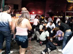 Paramédicos dan los primeros auxilios a los heridos. EFE /