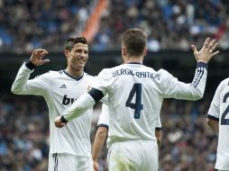 Ronaldo celebra con Ramos una de sus tres anotaciones. AFP /