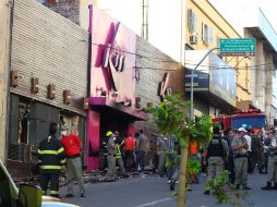 Bomberos y autoridades brasileñas investigan los hechos en la discoteca ''Kiss'' EFE /