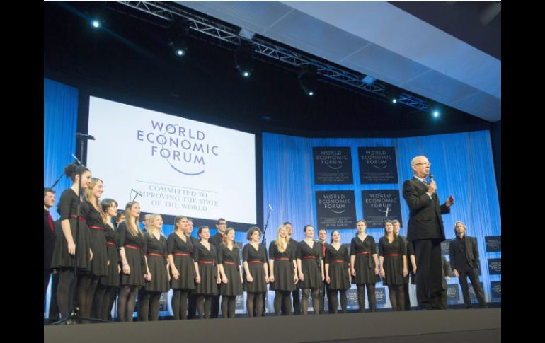 El presidente del FEM, Klaus Schwab habla durante la sesión final del Foro. EFE /