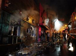 Un grupo de bomberos trabajando al frente de la discoteca Kiss, en la ciudad brasileña de Santa María. EFE /