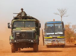 Un convoy militar francés pasea por Mali luego de la recuperación de la ciudad de Gao. EFE /