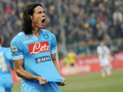 Cavani da el triunfo y acerca al Napoli al primer lugar. EFE /