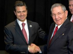 Enrique Peña Nieto (i) saluda a su homólogo de Cuba, Raúl Castro. AFP /