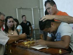 Familiares lloran a las víctimas del incendio. EFE /