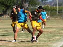Imagen del entrenamiento de los Leones Negros que van con buen paso buscando evitar el descenso. ESPECIAL /