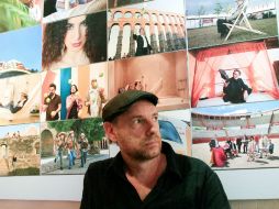 El argentino muestra su exposición ''La Vuelta al Mundo en 80 retratos de escritores'' en el ''Hay Festival''. EFE /