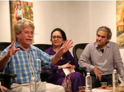 Amigos y artistas se reunieron en la Galería del Arte Moderno del ISIC para rendir homenaje al pintor José Uriarte (i). ESPECIAL /