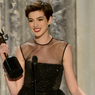 Anne Hathaway y Tommy Lee Jones ganan el SAG